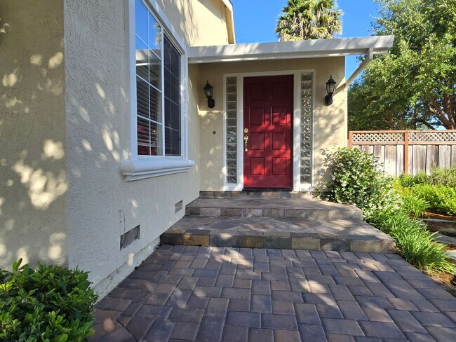 Foto del edificio - Single Family Home, Remodeled Inside and O...