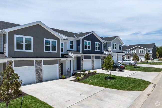 Building Photo - Sandstone Pointe