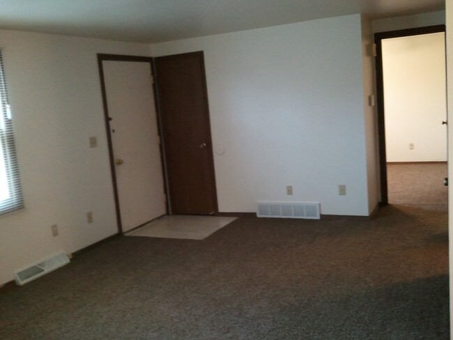 Building Photo - 933 Shea Ave