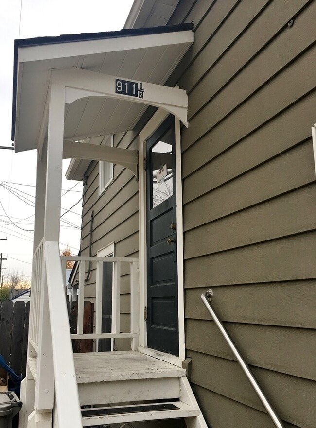 Building Photo - Alturas St Triplex