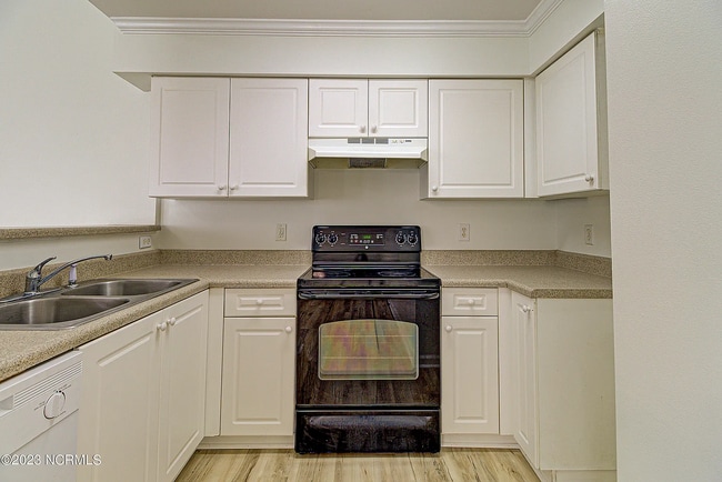 Building Photo - *** Promotion -- Sign lease by January 31 and receive $1000 off first months rent!!  Charming 3 B...