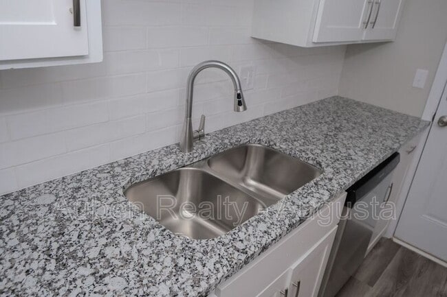 Foto del edificio - 1602 Johns Rd