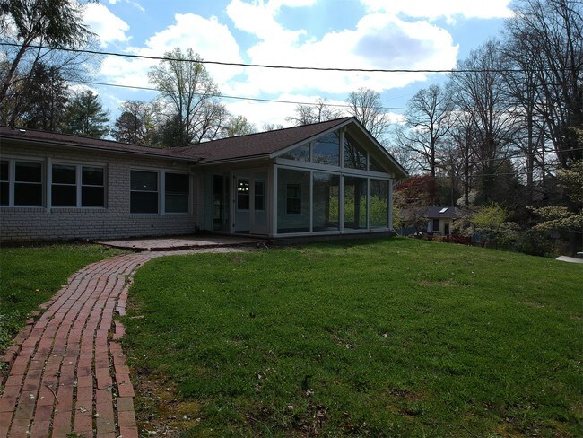 Foto del edificio - 7026 Shadyland Dr SW
