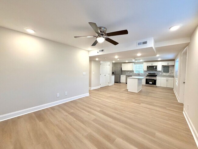 Building Photo - 917 Sinclair Dr