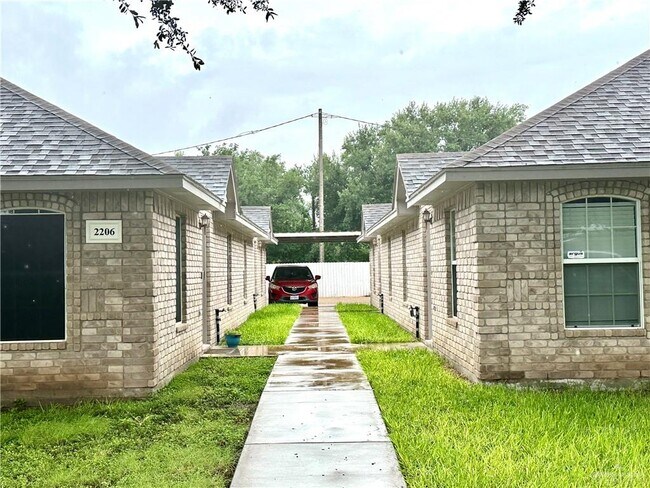 Foto del edificio - 2206 Moonlight Ln