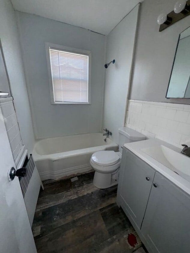 Building Photo - 421 N Nesmith Ave