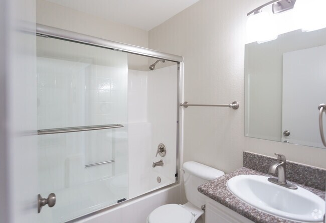 2HAB, 2BA - Cuarto de baño - Beckwood Apartments