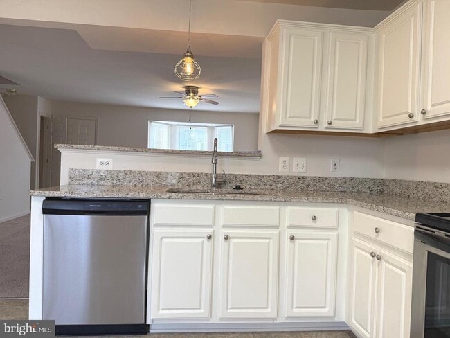 Foto del edificio - 111 Merrill Ct