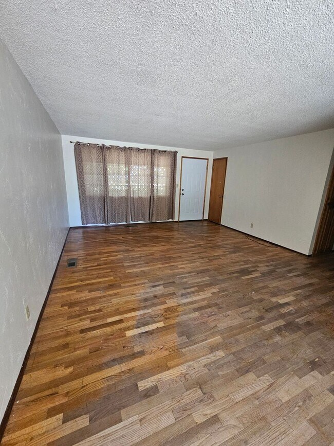 Building Photo - Home in Ideal Location with Large Backyard!