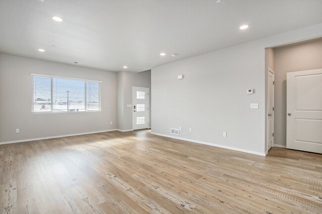 Building Photo - Stunning Townhouse in Greeley