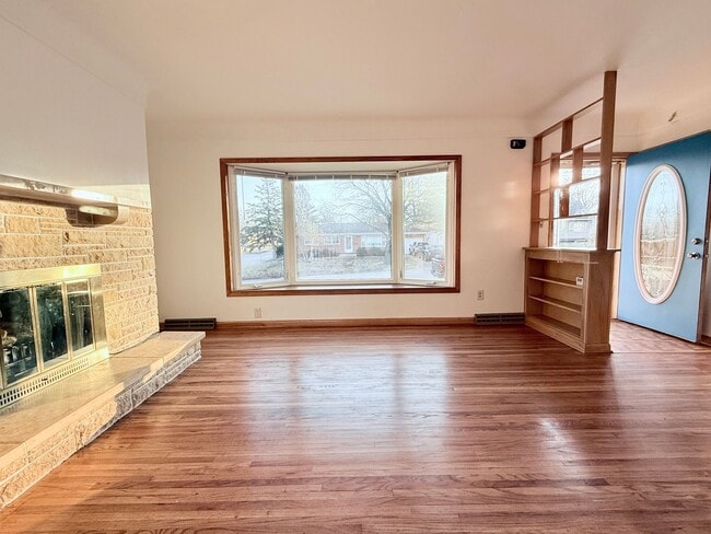 Building Photo - 3-Bed House in Waterloo