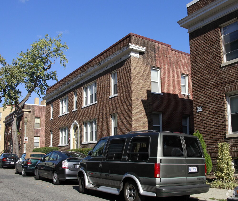 Building Photo - 1447 Oak St NW