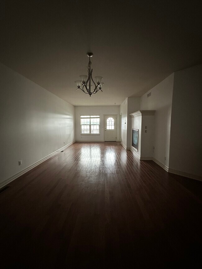 Building Photo - 2727 Riverside Dr