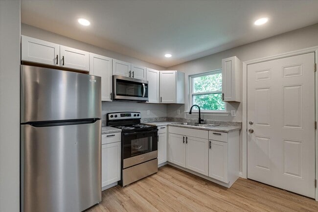 Building Photo - 2203 Milne St