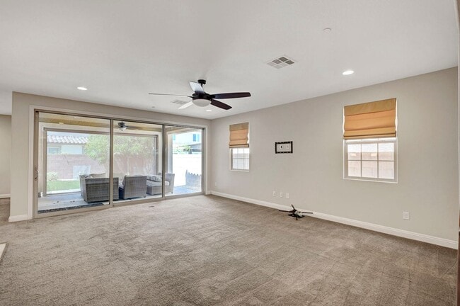 Building Photo - 4 bedroom home with 2 primary bedrooms! On...
