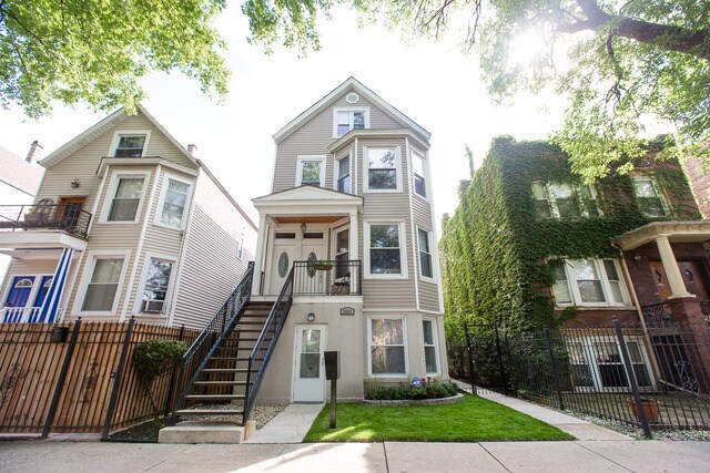 Foto principal - 3235 N Hamlin Ave