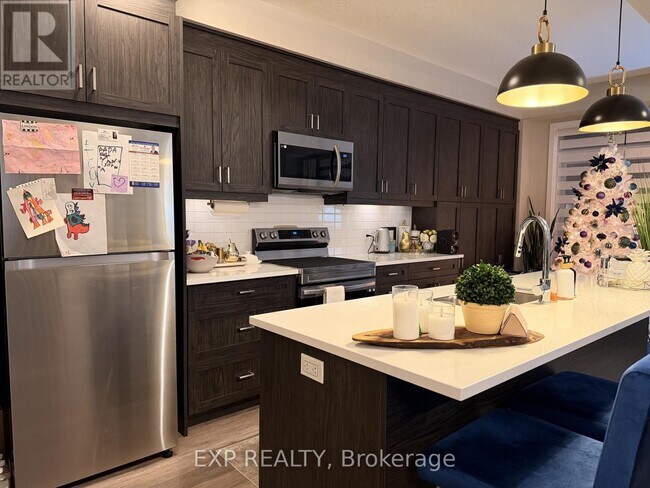 Building Photo - 143 Elgin St N