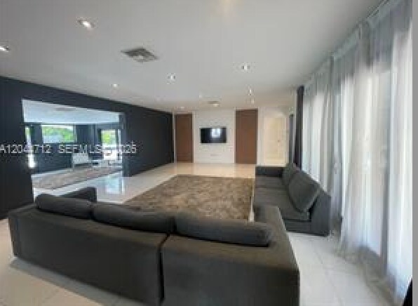 Building Photo - 2115 Alamanda Dr