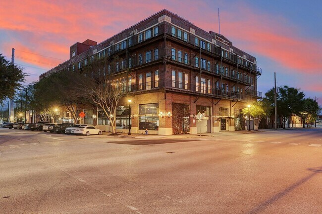 Building Photo - 2205 McKinney St