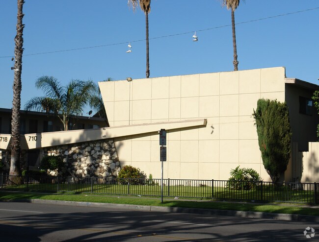 Building Photo - 710 S Raitt St