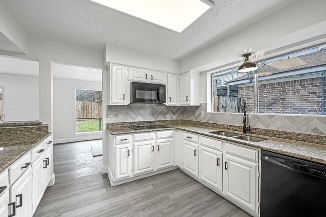 Building Photo - 7115 Foxway Ln