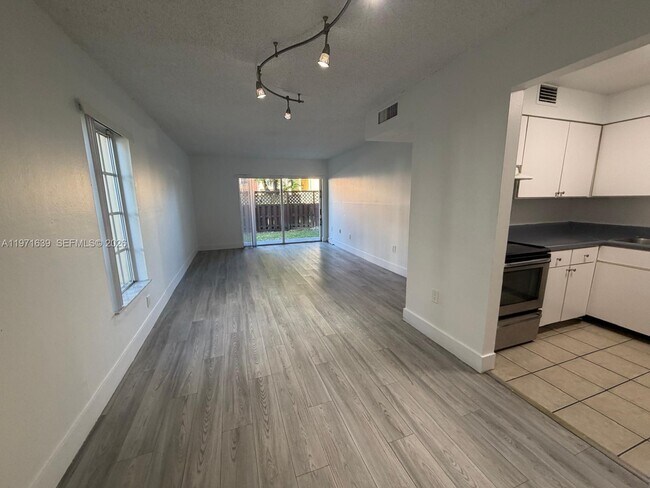 Foto del edificio - 5102 NW 79th Ave