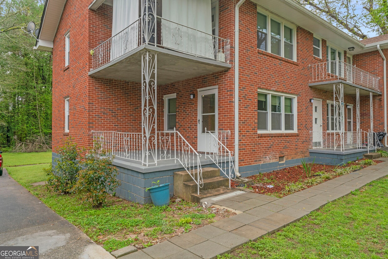 Primary Photo - 147 Burnside St