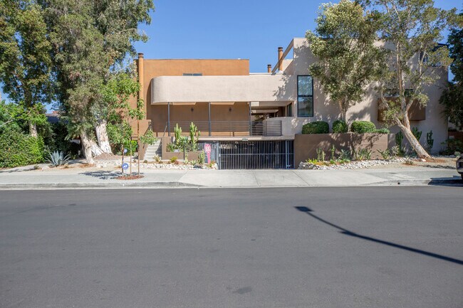 Building Photo - 5456 Hermitage Ave