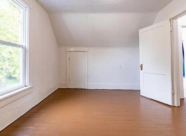 Building Photo - 913 W McClure Ave