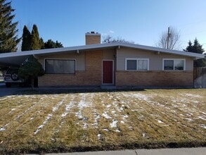 Building Photo - 742 Del Mar Dr