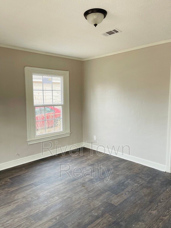 Building Photo - 2346 Poe Ave