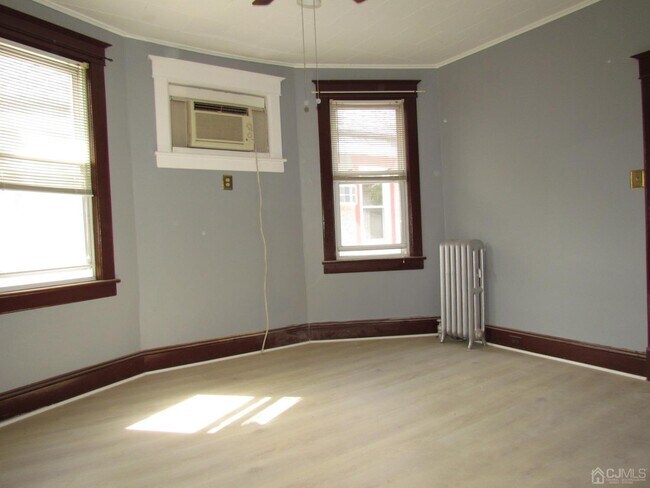 Building Photo - 421 Magnolia St