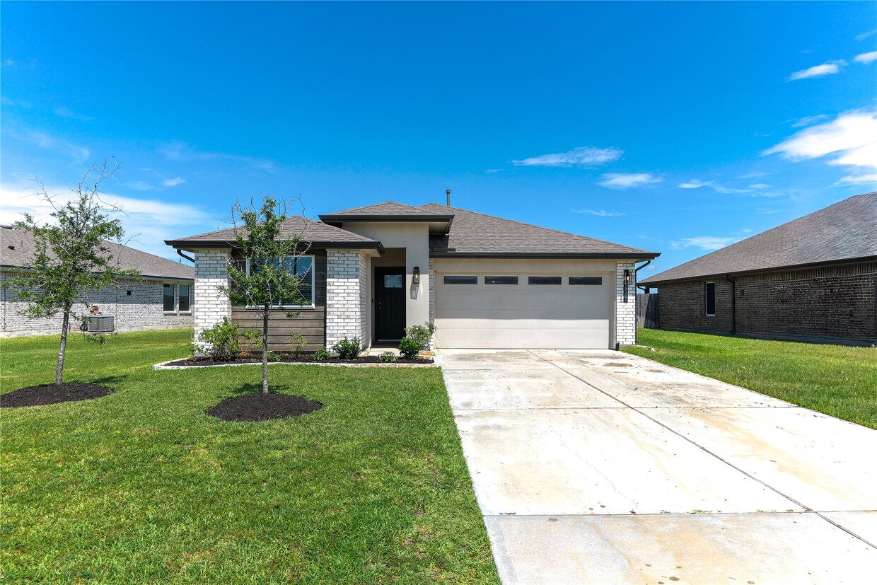 Primary Photo - 14507 Sweetwater Dr