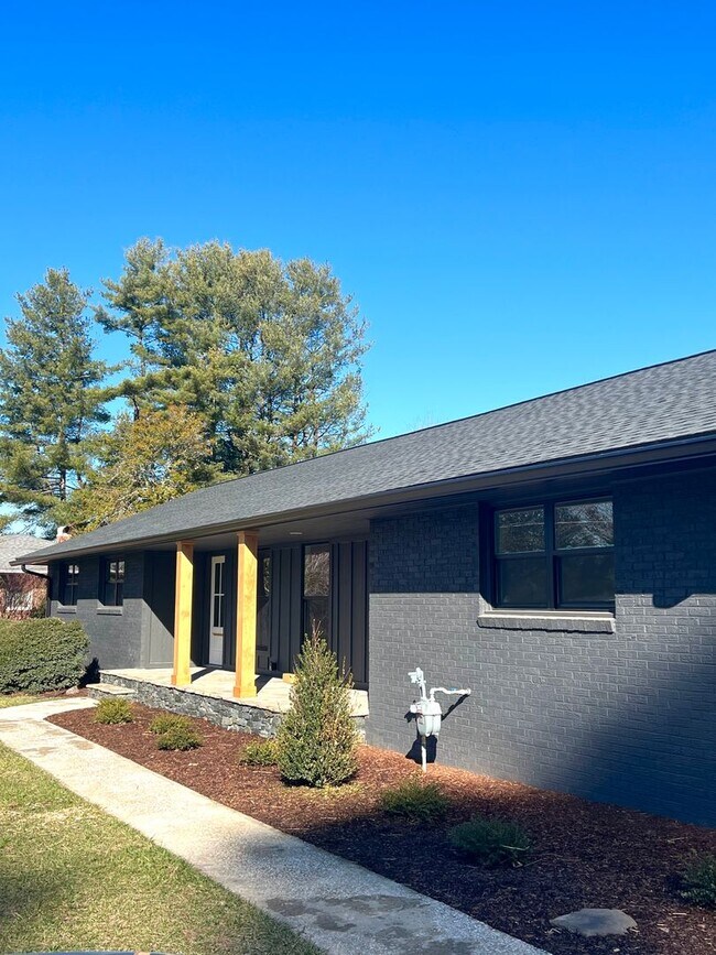 Foto del edificio - 3 Bedroom 2 Bath house Great Hendersonville Location!