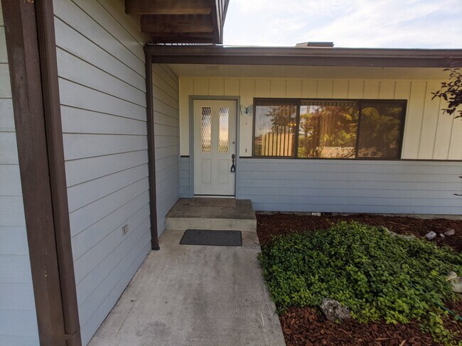 Building Photo - 2 bed 2 bath, 2-car garage, 1940 sq. ft. i...