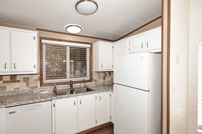 Building Photo - 6249 S Pinehurst Dr