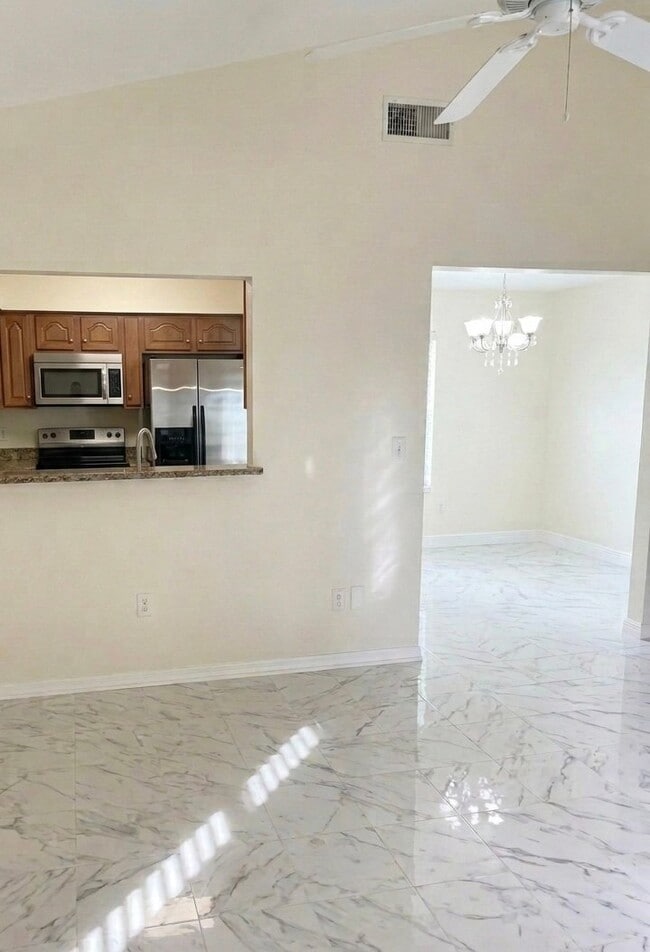 Building Photo - 355 Springdale Dr