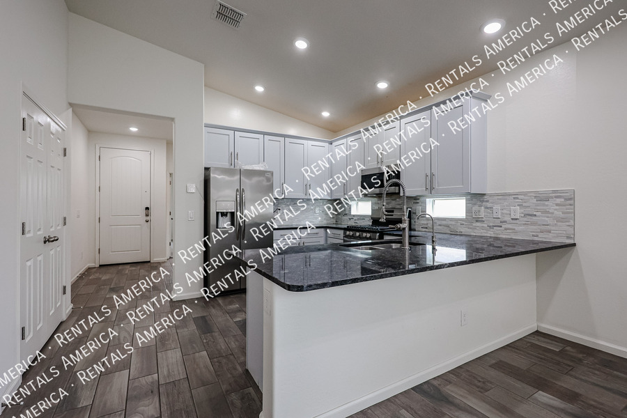 Foto principal - Amazing 4 BR / 3 BA Smart Home w/ Pool in ...