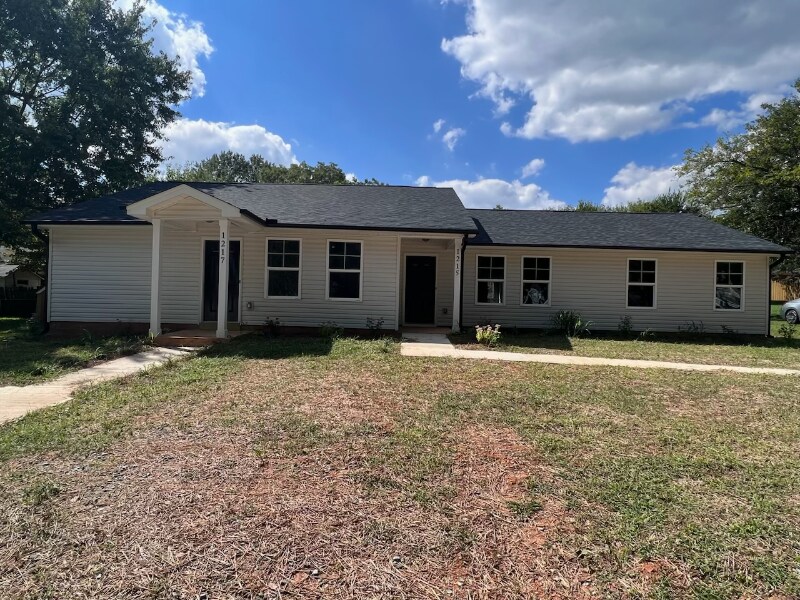Foto principal - 1215 Collins Dr