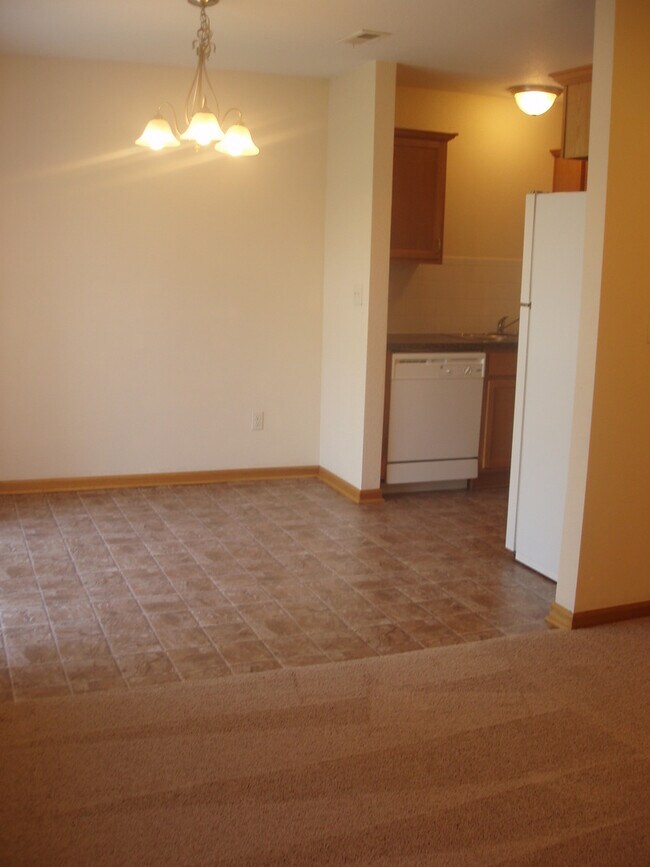 Building Photo - AD-37