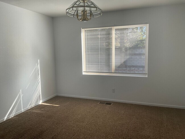 Building Photo - Sparks Family Home in Great Commuting and ...