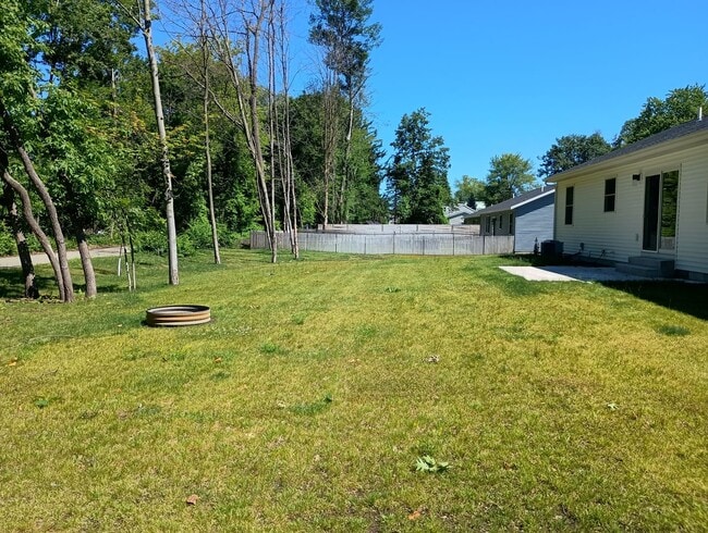 Foto del edificio - AVAILABLE NOW! 3 bed 2 bath Single Family home in Norton Shores!