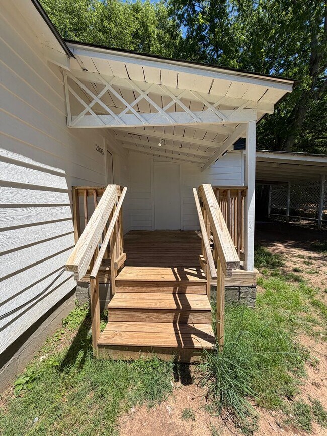 Building Photo - Renovated 1/1 House in East Rome- $995
