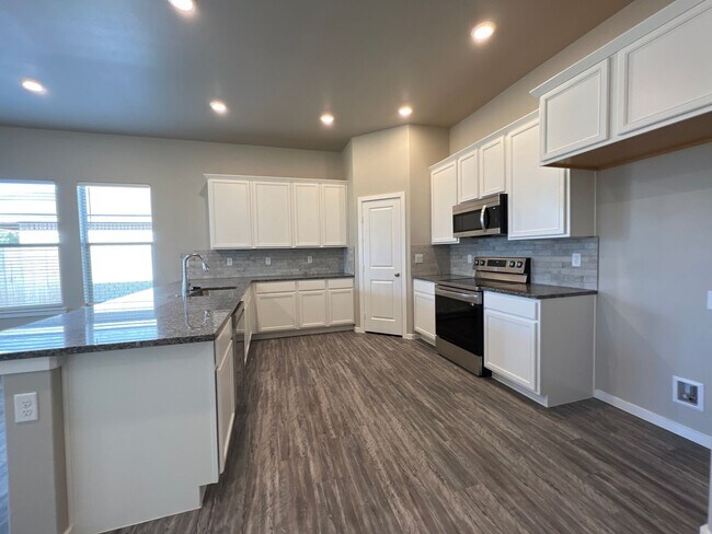 Building Photo - Gorgeous 3 Bedroom Available