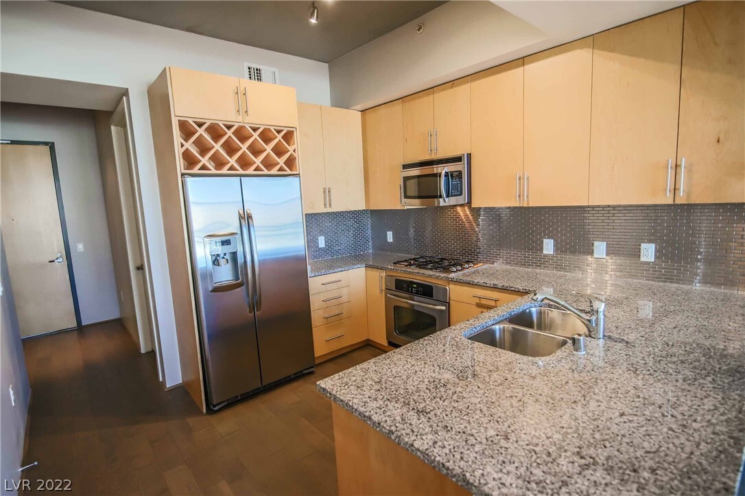Foto principal - 353 W Bonneville Ave
