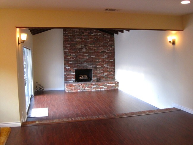 Building Photo - 4409 Scott St
