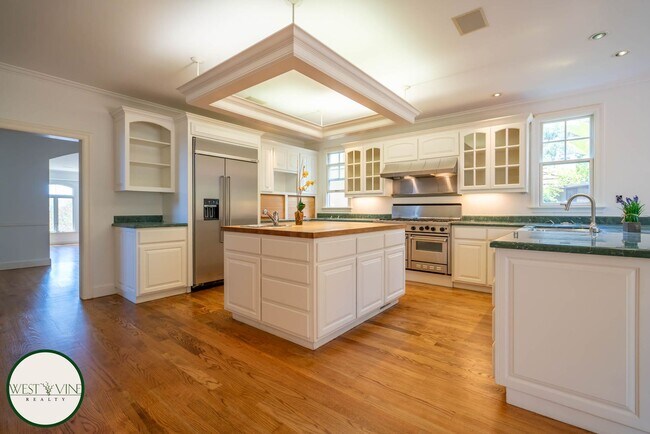 Building Photo - Spectacular Hill Top Home W/ Expansive Vie...