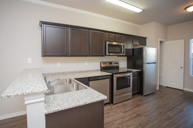 Building Photo - Apex Townhomes