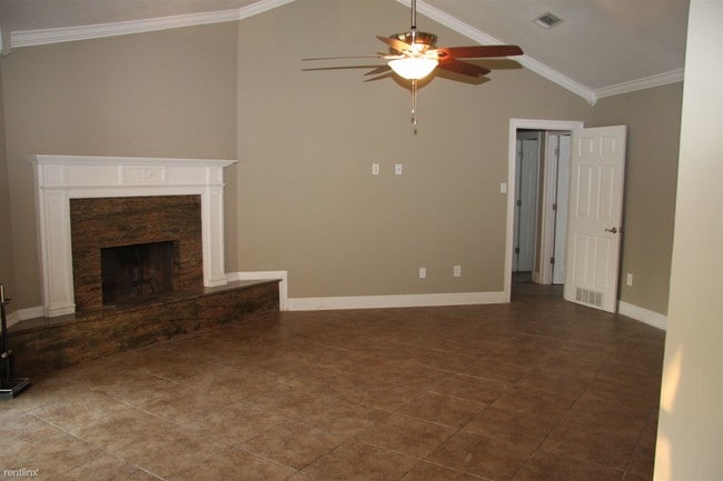 Building Photo - 208 Lake Huron Ct