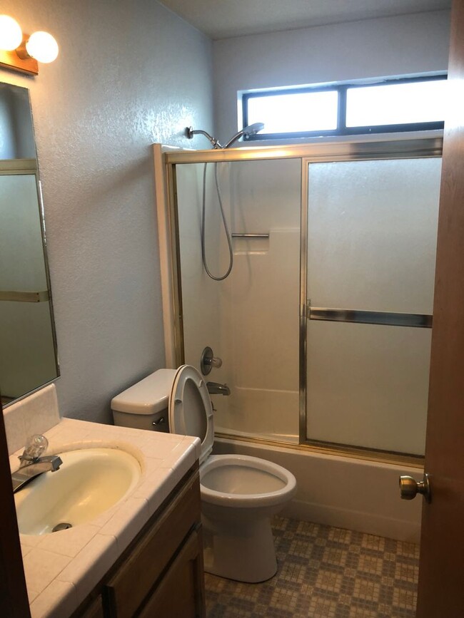 Building Photo - Clean 2 bedroom Near Freeway!